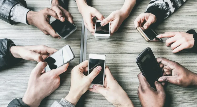 Kegiatan yang Kini Bisa Dikerjakan Lewat Smartphone Multifungsi